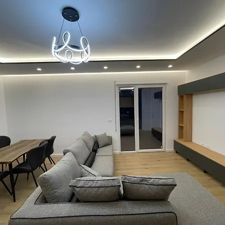 For Rent Near Airport Unaza E Re ティラナ